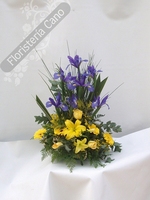 Centro de flores con iris, lilium, gerberas y rosas