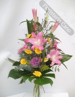 Ramo de flores con lilium oriental, gerberas, brassicas