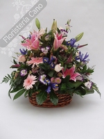 Cesta de flores con lilium, gerberas, iris, rosas...