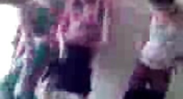 diên viên sex Mulatto phim sex18+ cưỡi gà của bạn bè và đi tiểu.